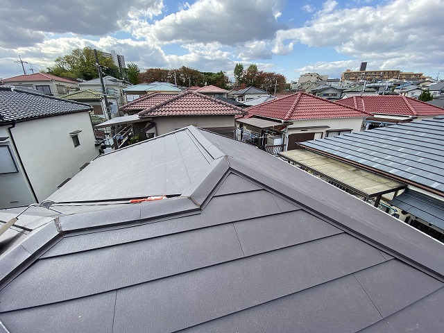 枚方市でカラーベストの上からカバー工法で葺き替えました。
