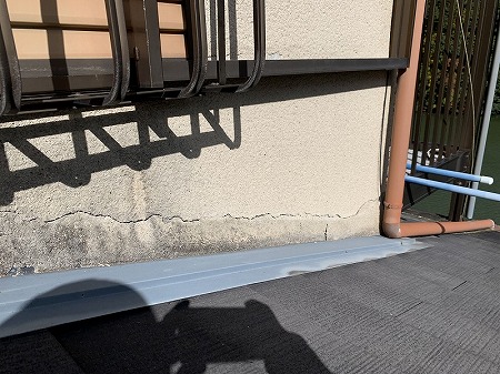 モルタル壁にクラック