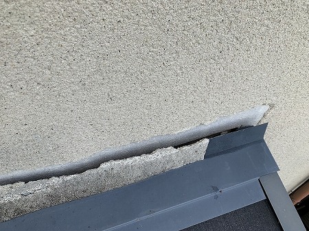 門真市　増築部の壁部分から雨漏り。増築する時は既存建物との壁の納まりをしっかりとしないとダメですね。