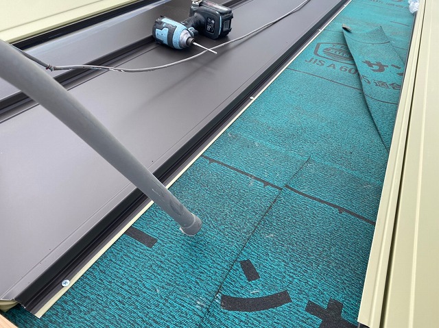 新しい金属屋根材の取り付け