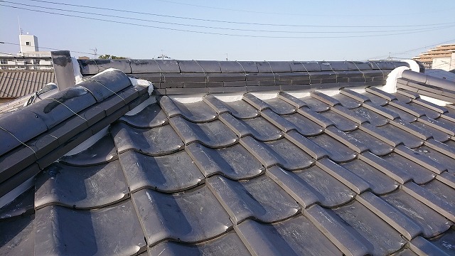 【枚方市】庭に落ちた漆喰がサイン！いぶし瓦の屋根漆喰塗り替え工事で雨漏りと雨どいの詰まりを徹底防衛