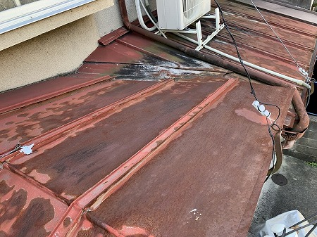 門真市で築40年長屋を屋根点検！瓦のズレや金属屋根の錆を徹底調査