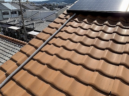 ソーラーの配線も屋根上を這わせて置いてあるだけ