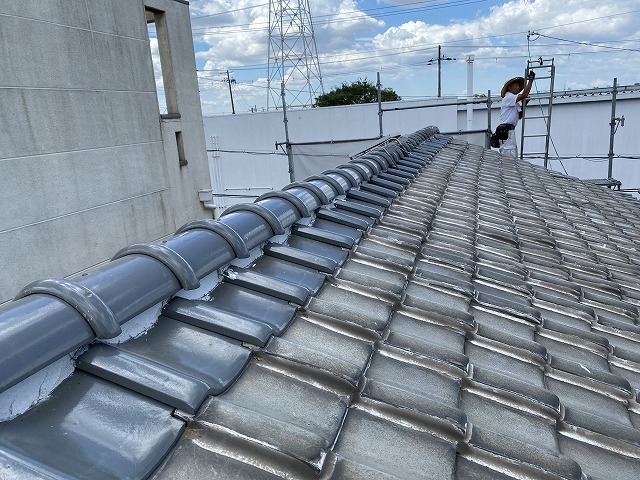 【大東市】日本瓦の雨漏り修理：間違った「ラバー工法」が引き起こすリスクと最新の「強力棟」工法を解説