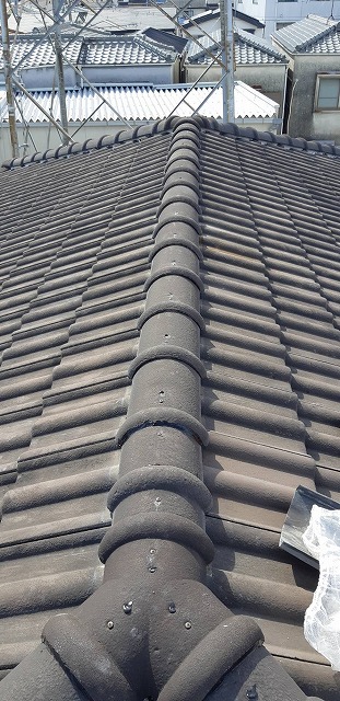 【枚方市】廃盤のモニエル瓦を守る！棟（むね）のズレを「補修」で解決した施工事例