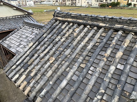 【寝屋川市】大きな旧家にある蔵のかなり年数の経った、本瓦葺屋根の現地調査に伺いました。