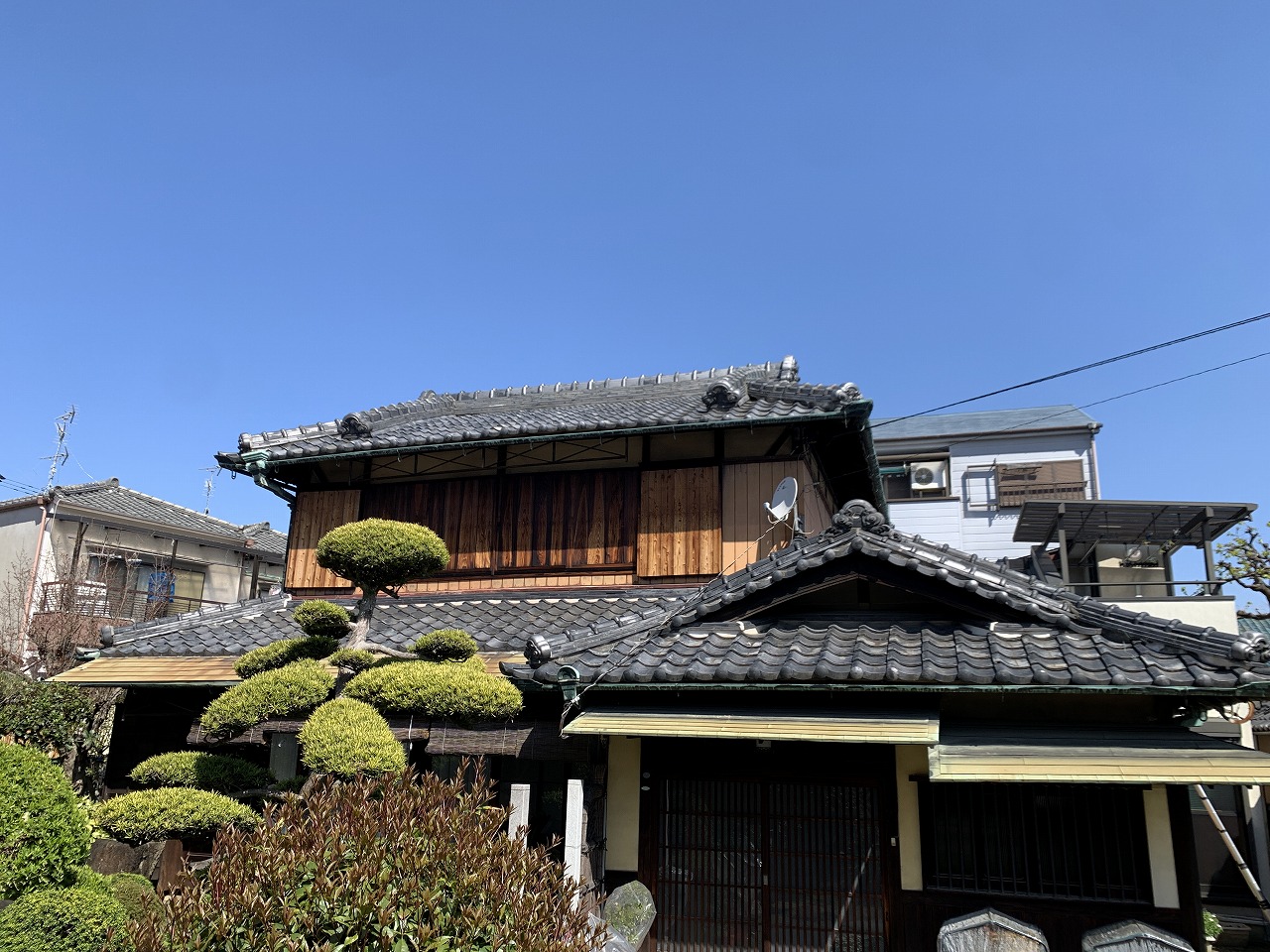 日本の伝統的な入母屋屋根の住宅です。