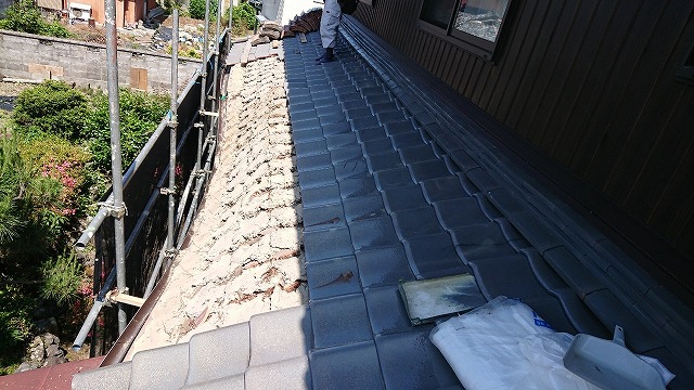 枚方市　長年の雨漏り下屋根の和瓦改修工事を行いました。
