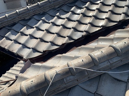 和型陶器瓦で葺かれた屋根