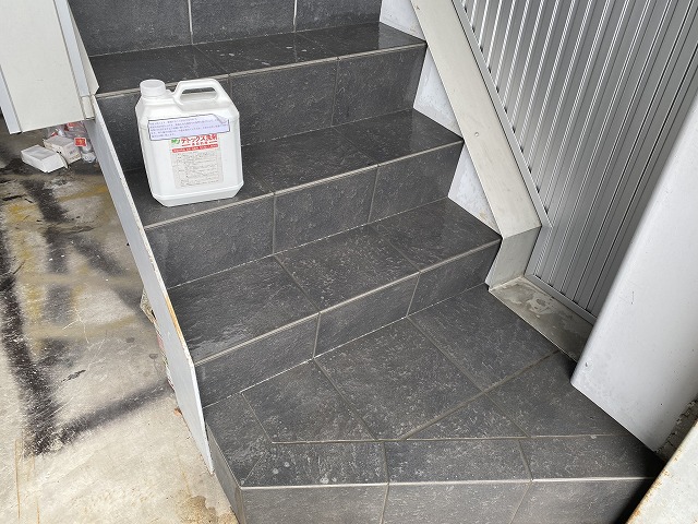 寝屋川市 タイル階段で滑る！　防滑処置を施しました。
