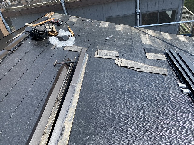 寝屋川市　4階建てマンションカラーベスト屋根の補修とケラバ板金補修を行いました。