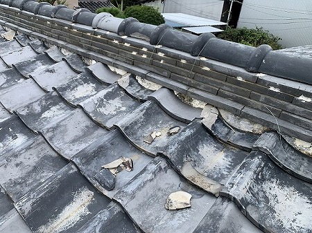 大東市　古いイブシ瓦の屋根点検。凍て割れが多く、面戸漆喰も剥がれてました。