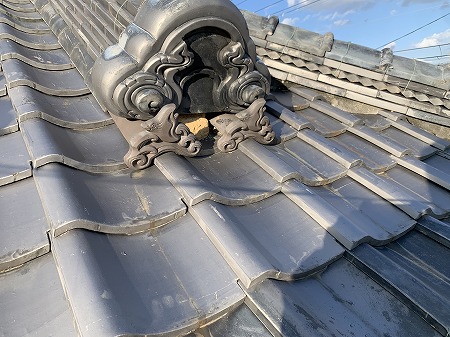 交野市にて入母屋屋根・和形いぶし瓦屋根の点検！棟の面戸漆喰の剥がれや、銅板部分に穴開きが見られました。