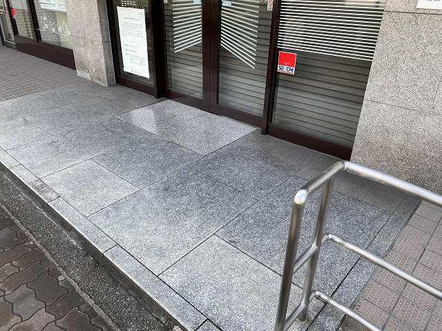 大阪市　某銀行のエントランス付近に滑り止め工事をしました。