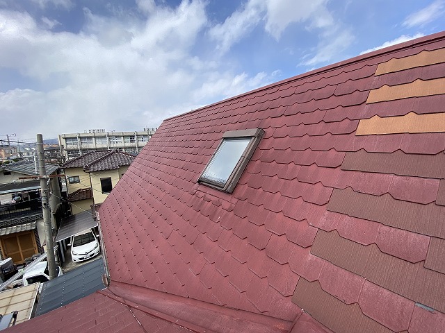 枚方市　リピーター様のお宅2階建て急勾配屋根の劣化したカラーベストをガルバリウム鋼鈑でカバー工事を行いました。