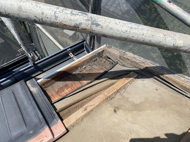 屋根下地雨漏り交野市