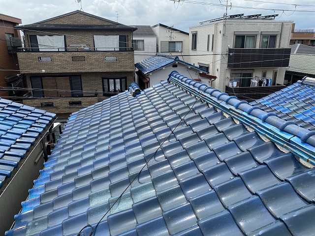 寝屋川市　雨漏りを引き起こしていた2階建て日本瓦屋根からガルバリウム鋼板での葺き替え工事をしました。