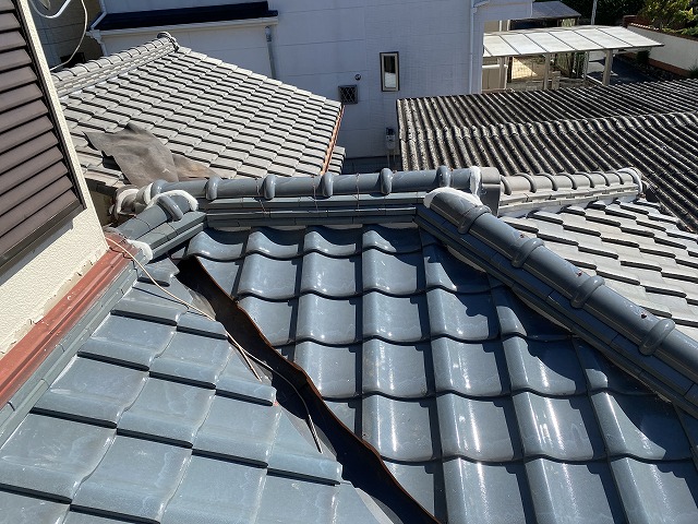 【寝屋川市】和瓦の雨漏り補修と谷板金の補修で住まいの寿命を延ばす