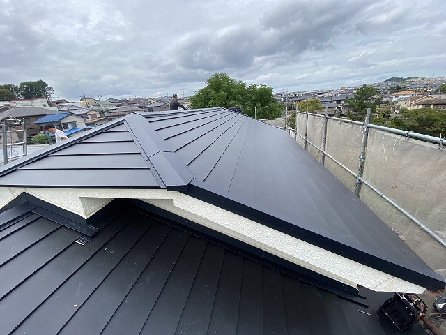 枚方市で軽量のカレッセS遮熱でカバー工事を行いました。