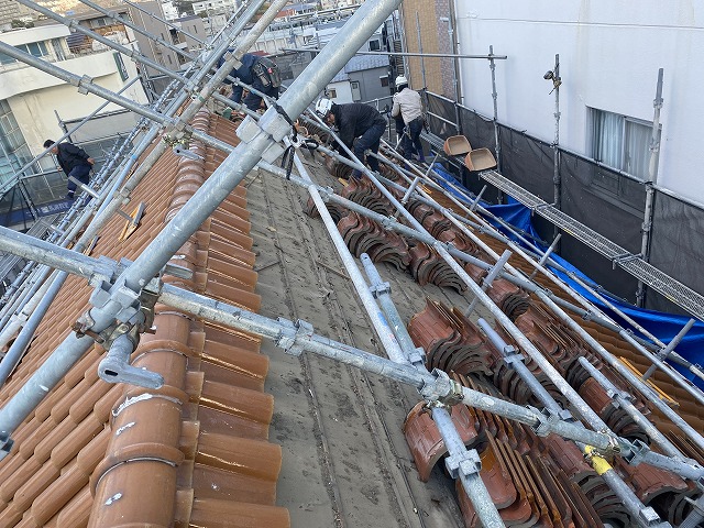 大阪市　交通量の多い場所に建つS型瓦で葺かれた4階建てのビルの屋根をカラーベストに葺替工事をしました。