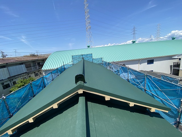 大東市　日本瓦から横葺板金屋根材「シルキーG２」へ葺き替え、お客様のご要望で、棟を和風に仕上げました。