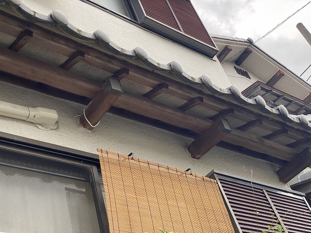 【枚方市】庇（ひさし）のプリント板剥がれでお悩みのお客様宅へ現地調査！工事には足場や解体が必要な理由とは？