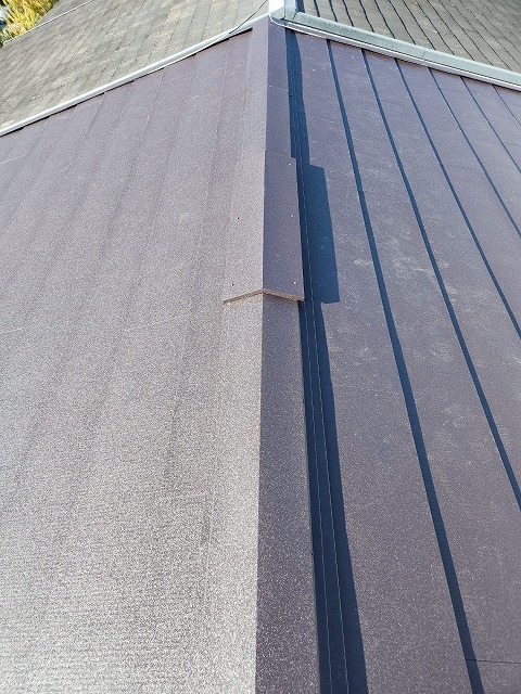 門真市　テラス屋根の破損から始まった葺き替え工事。カラーベストの上にシルキーG2でカバー工事をしました。