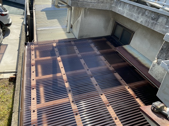 寝屋川市で土台工事から波板張替え工事まで行いました。