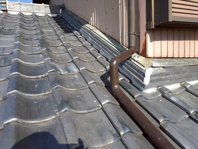 【大東市】雨漏りの不安を解消！屋根の「壁際」と「漆喰」の補修で住まいを守る徹底メンテナンス