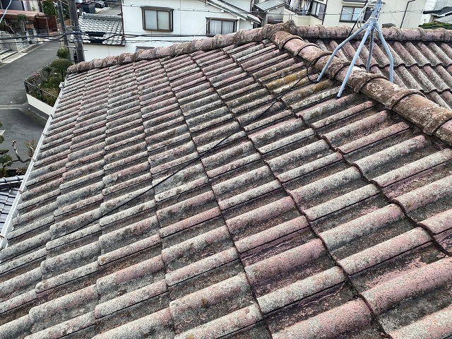 【八幡市】廃盤のモニエル瓦から最新の防災平板瓦へ！地震と台風に強い葺き替え工事
