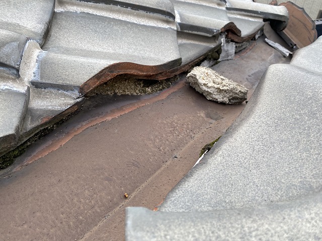 【寝屋川市】「玄関に白い塊が…」3階建ての屋根から漆喰（しっくい）が落下？点検で見えた意外な盲点