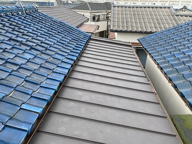 【寝屋川市】元大工さんが建てた家の雨漏り修理。1寸勾配の屋根を立平板金で守る！