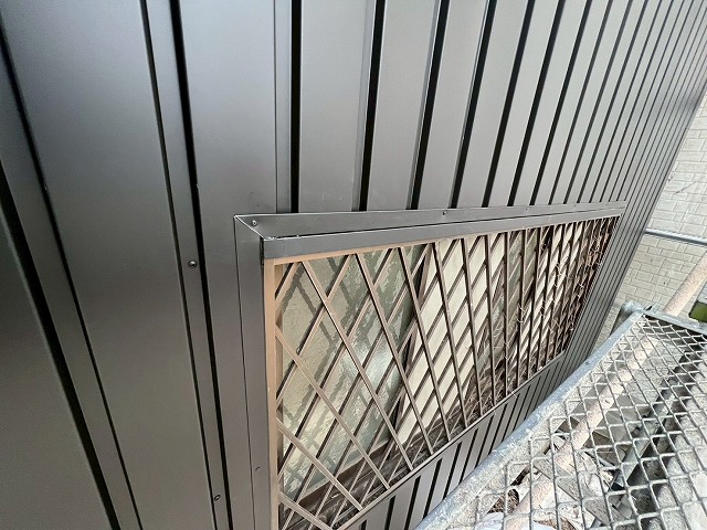 大阪市でモルタル壁の上に角波板金で新しく壁を施工しました。