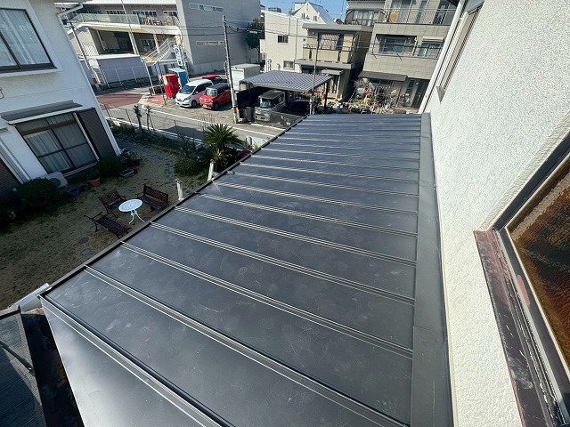 大阪市にて雨漏り修理！緩勾配のカラーベスト屋根を「立平板金」でカバー工事
