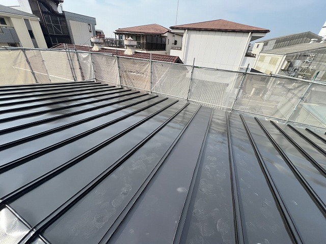 大阪市内で穴が空いた三晃式瓦棒屋根をカバー工事しました。