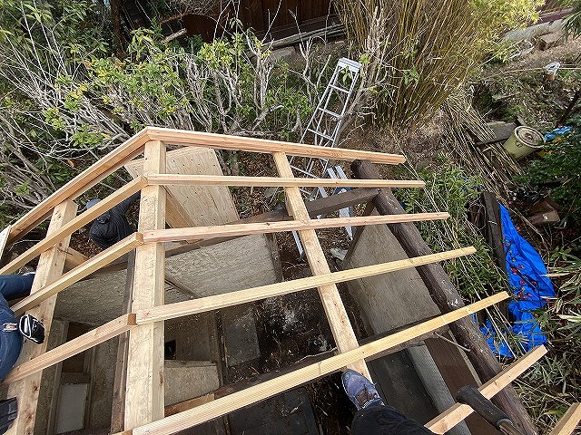 【枚方市】雨漏りで瓦が落下…！放置された外トイレのいぶし瓦屋根を解体・下地から徹底再生