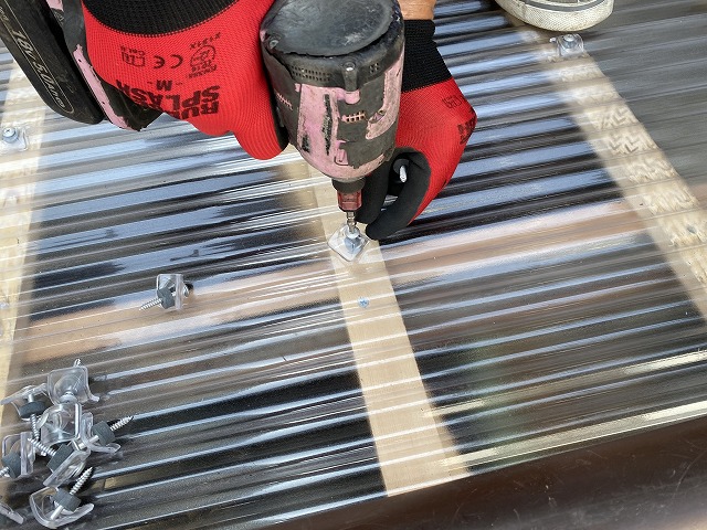 大東市で雨漏り修理！波板張り替えと木下地補強で「安心の屋根」を取り戻す