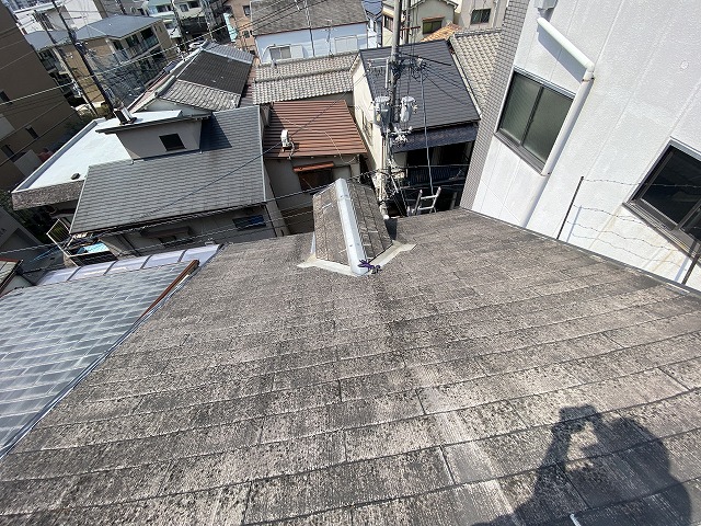 寝屋川市で屋根調査！3階建てカラーベスト、塗装か葺き替えか？プロが見た真実