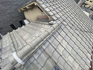 「天井にシミが…」寝屋川市のリピーター様から緊急SOS！屋根の上で判明した意外な原因とは？