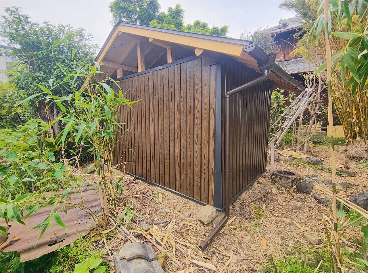 枚方市にて屋外トイレの外壁リフォーム！土壁から耐久性抜群のプリント板金へ