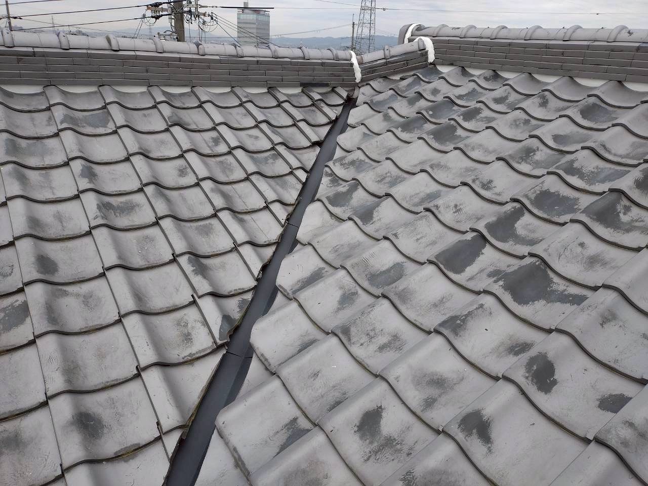 枚方市にて屋根の要「谷板金」の交換工事！雨漏りを未然に防ぐメンテナンス