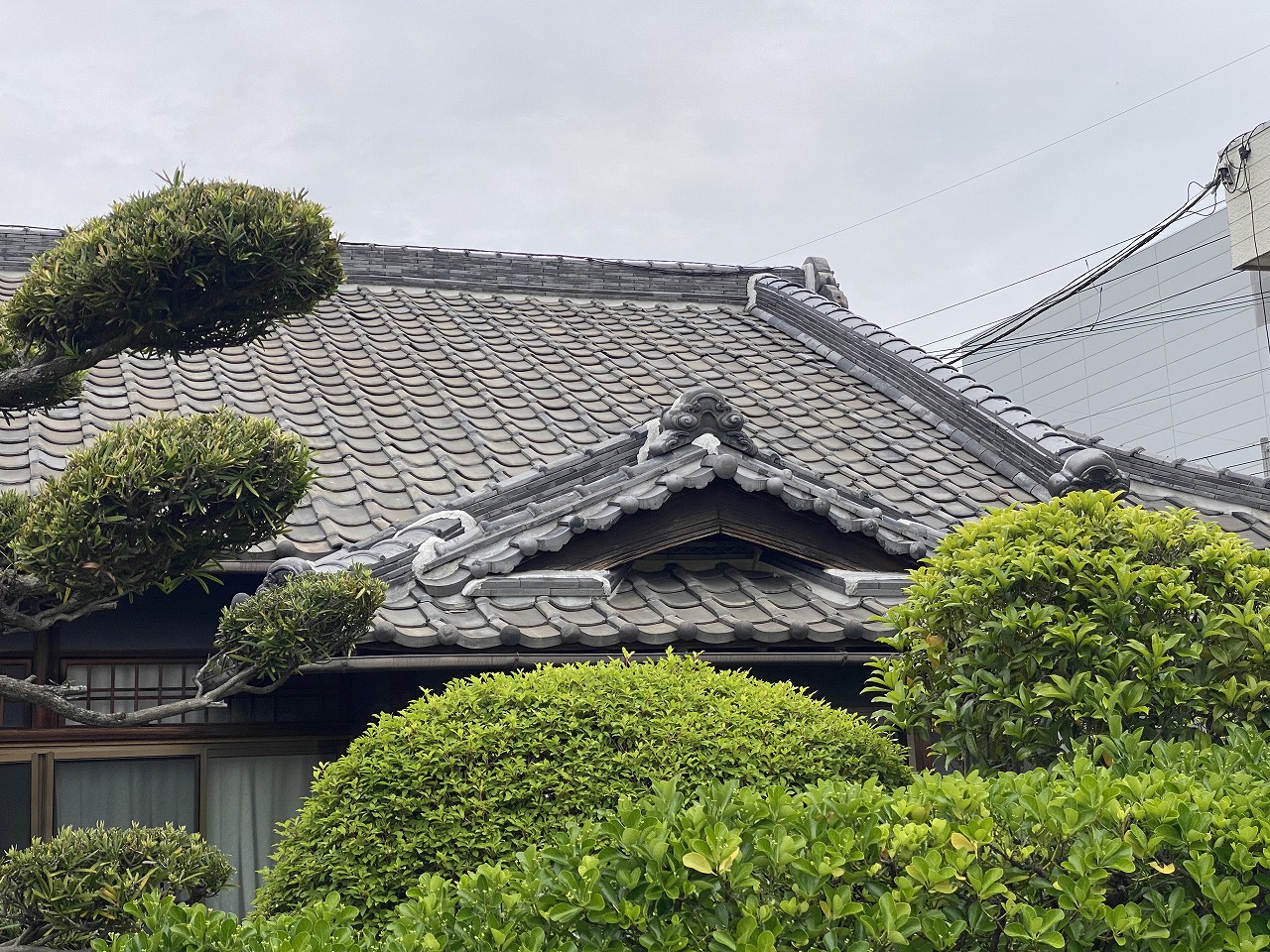 寝屋川市で雨漏り修理！重い入母屋屋根を軽量な「カレッセ遮熱＋」へ葺き替え工事した施工様子を解説