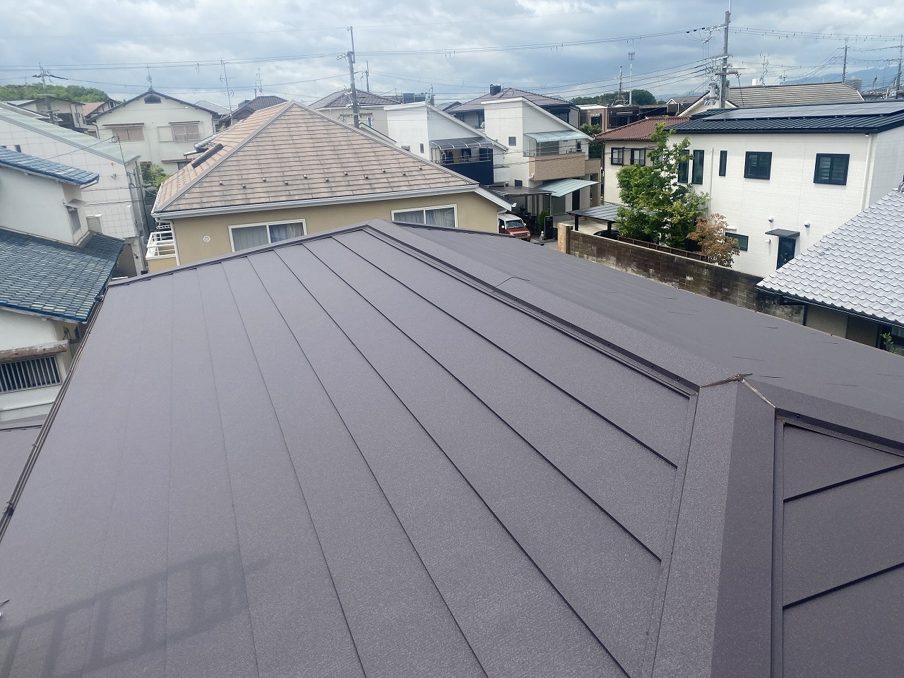 【枚方市】ひび割れたカラーベストを「シルキーG2」で一新！強風にも強いカバー工事