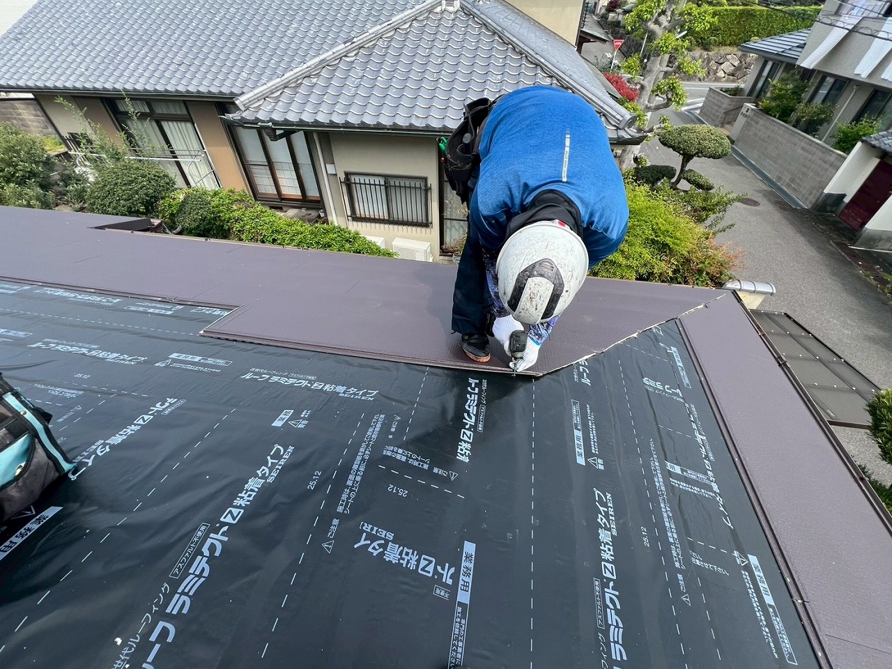 枚方市で屋根のカバー工事！福泉工業「シルキーG2」で雨漏りに強い住まいへ。