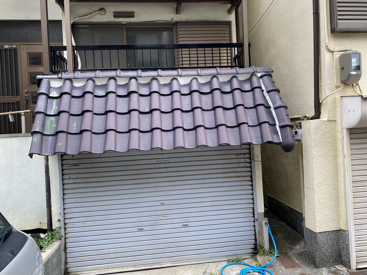 寝屋川市にて現地調査！ガレージ上の急勾配S瓦を重さ1/10の金属瓦へ葺き替えリフォームする最適なご提案