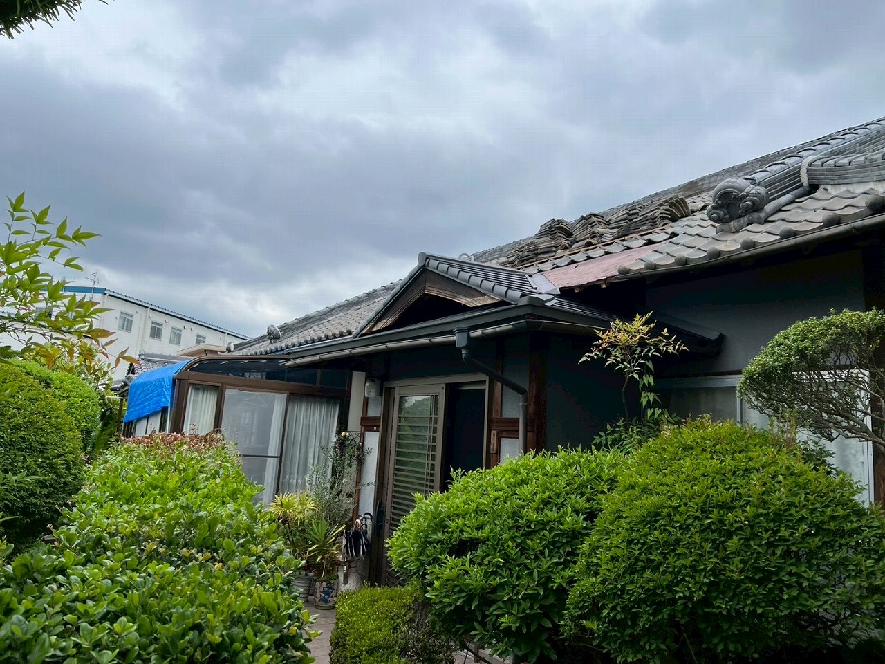 【寝屋川市】入母屋屋根の急な雨漏りを解決！超軽量「カレッセ遮熱＋」への上品な葺き替え工事を解説