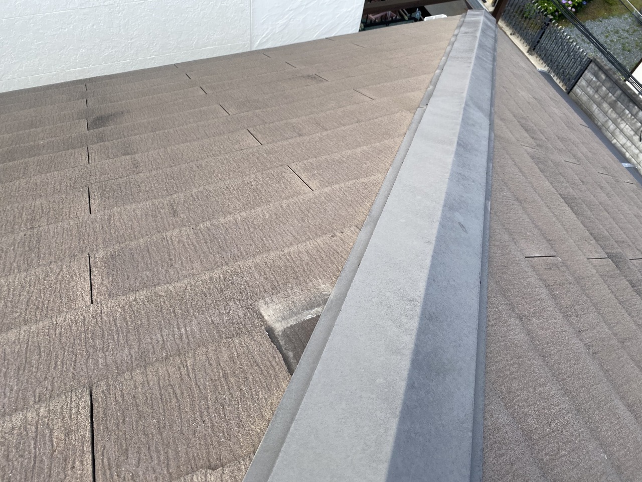 寝屋川市で路地に割れた瓦が！カラーベスト屋根の現地調査で隅棟の板金絡みの破損を発見し即日対応