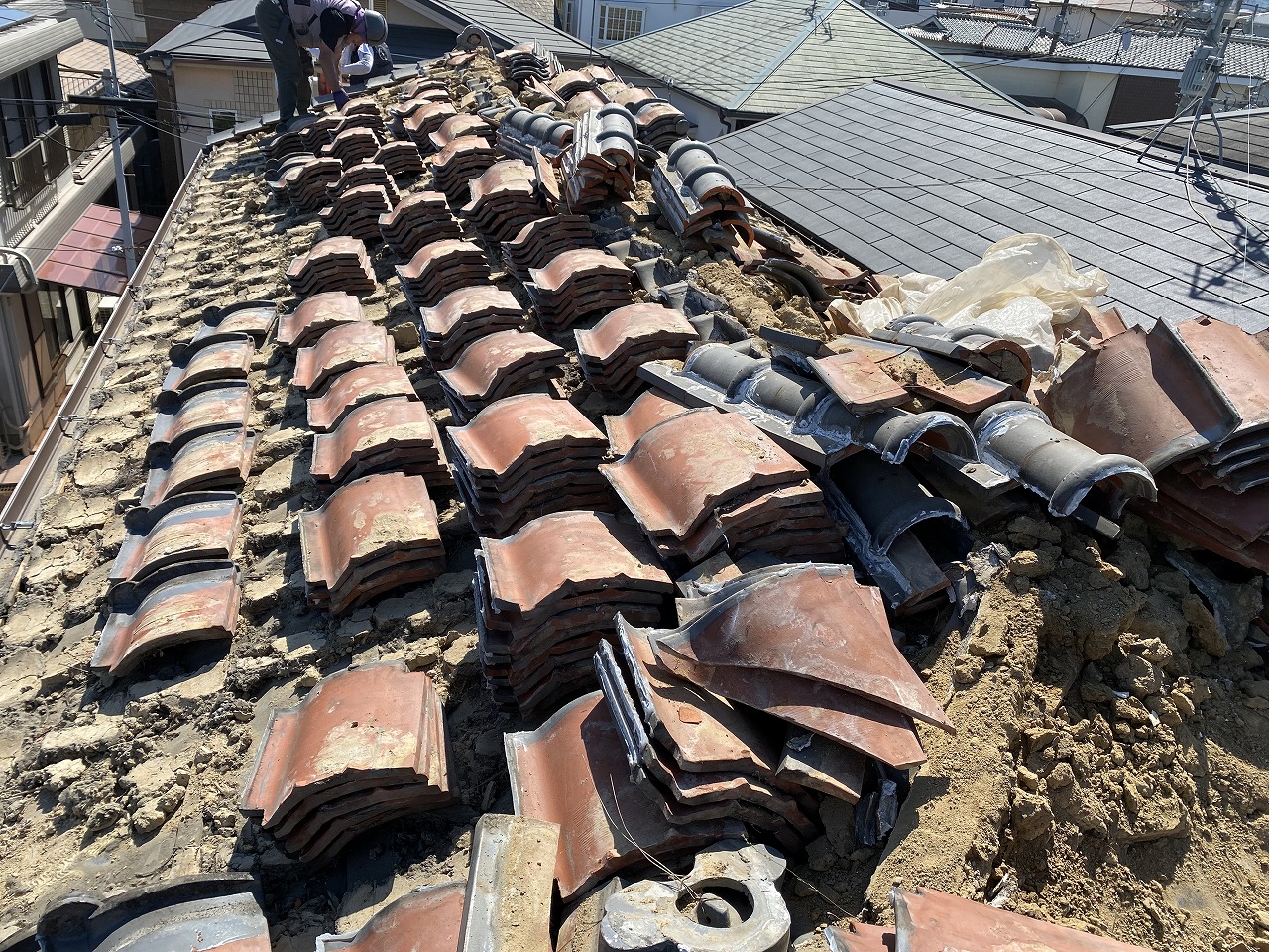 寝屋川市で雨漏り修理！ラバー工法されたハイシルバー瓦の解体と葺き替え前（下地確認）の施工事例