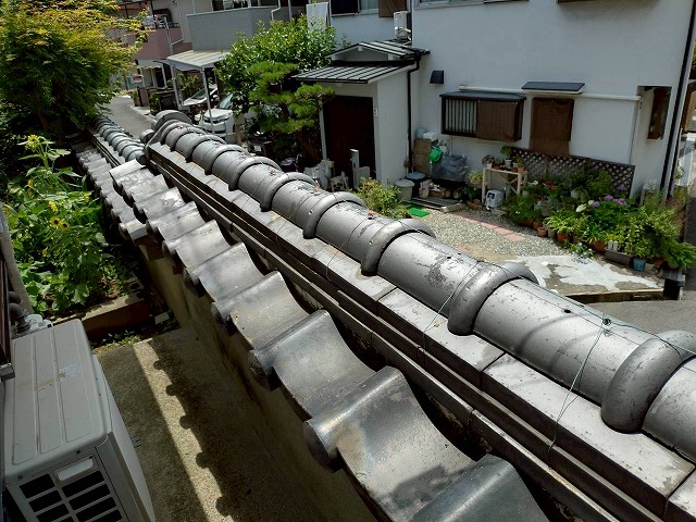 【寝屋川市】ガレージ上の塀に潜む危険！凍て瓦の割れとのし瓦のズレを棟解体・モルロックで部分補修！