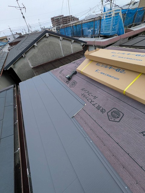 寝屋川市で雨漏り修理！台風対策のラバー工事から軽量な「シルキーG2」へ屋根葺き替え工事を徹底解説！